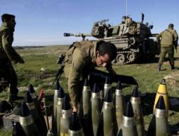 جنود الاحتلال يجمع صواريخ (أرشيف)