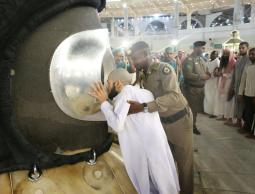 حجاج يقبلون الحجر الأسود