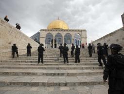 قوات الاحتلال خلال اقتحامها لباحات المسجد الأقصى(أرشيف)