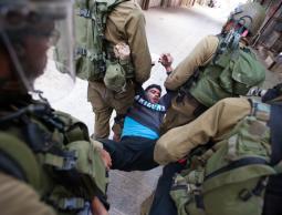 الاحتلال يعتقل شاب بالضفة (الأرشيف)