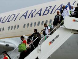 الركاب يغادرون الطائرة بعد نحو ساعتين من الانتظار