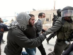 قوات الاحتلال تعتقل شاب (الأرشيف)