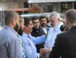 جانب من تقديم هنية العزاء لعائلة الشهيد السكني