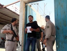 سجناء خلال الافراج عنهم من سجن غزة بوقت سابق