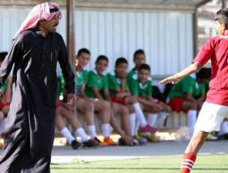إداري فريق أردني يوبّخ لاعبه بالحذاء