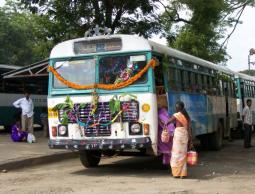 احدى الحافلات بالهند 