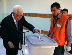 رئيس سلطة رام الله محمود عباس يدلي بصوته