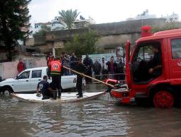  الدفاع المدني ينقذ المواطنين في غزة (أرشيف)