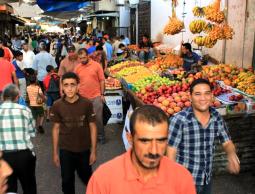 مواطنون في سوق بغزة (الأرشيف)