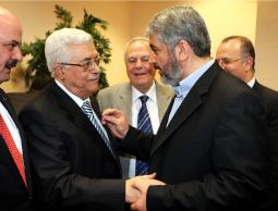 محمود عباس ورئيس المكتب السياسي لحماس خالد مشعل