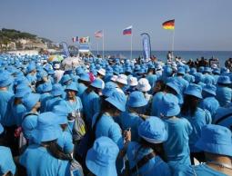 ثري يصطحب 6 آلاف من موظفيه في عطلة