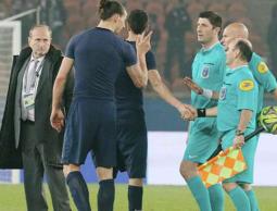 لحظة امتناع الحكم اعطاء الكرة لزلاتان