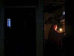 أحد المنازل خلال انقطاع التيار الكهربائي بغزة