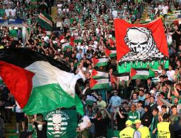 جمهور سيلتيك يرفع الأعلام الفلسطينية
