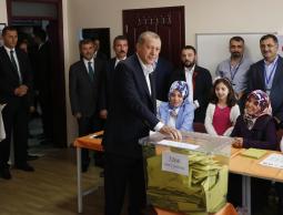 أردوغان خلال تصويته في الانتخابات