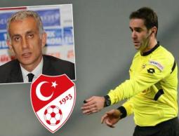 حكم المباراة يمينا، وفي الإطار رئيس النادي