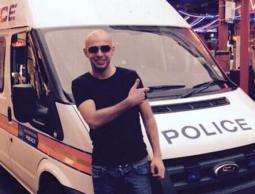 البريطاني الذي استفز الشرطة بعد الافراج عنه بالخطأ 