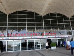 كثير من الأجانب غادروا أربيل عبر مطارها قبيل سريان قرار وقف الرحلات الدولية (غيتي)