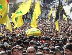 عناصر من حزب الله اثناء تشييع احد اعضاءهم