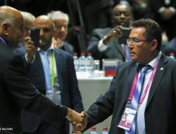 الرجوب يصافح ممثل 