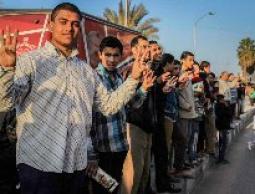 جانب من السلاسل البشرية المنظمة في عدة بلدات مصرية رفضًا لمحاكمة الرئيس مرسي (أرشيف)