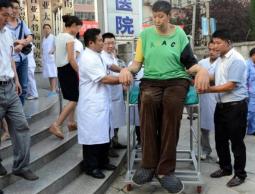  أطول رجل بآسيا وانغ فنغجون