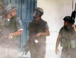 قوات الاحتلال تقتحم احد المنازل بالضفة (الأرشيف)