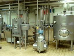 مصنع متطور لإنتاج الألبان في قطاع غزة