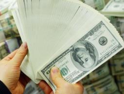 ارتفاع الدولار من أدنى مستوياته بسبب توقعات برفع الفائدة