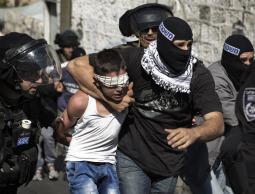 قوات الاحتلال تعتقل طفل (الأرشيف)