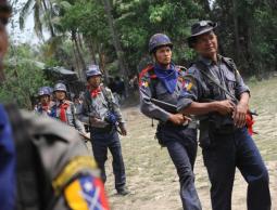 أفراد من الشرطة في إحدى قرى إقليم أراكان