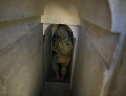 جندي (إسرائيلي) داخل أحد أنفاق المقاومة "أرشيف"