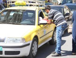 خلال إحتفال أهالي الأسرى الإداريين بوقف إضراب أبنائهم