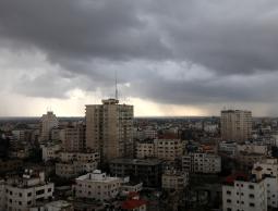 الطقس غائمًا جزئيًا وأجواء شديدة البرودة ليلًا