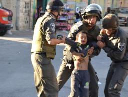 قوات الإحتلال تعتدي على طفل فلسطيني (الأرشيف)