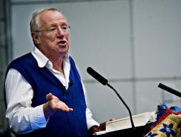  الكاتب البريطاني الشهير روبرت فيسك