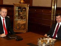 أردوغان (يسار) وأوغلو أثناء لقاء جمعهما الثلاثاء الماضي في قصر الرئاسة بأنقرة