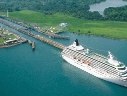 قناة بنما أحد أكثر الخطوط التجارية العالمية أهمية