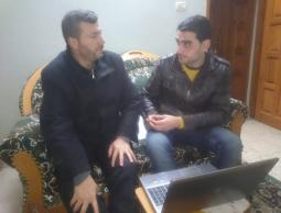 خلال حديث مراسل الرسالة نت مع الفنان عز الدين أبو شريعة