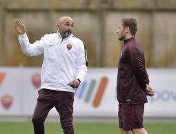 توتي يمينا وبجواره سباليتي