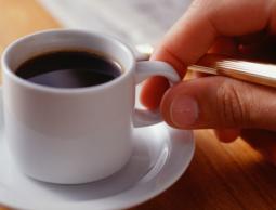 الإفراط بتناول القهوة قد يؤدي للعمى