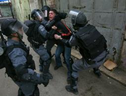 قوات الاحتلال تعتدي على شاب بالخليل (الأرشيف)