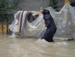 المياه تغمر عشرات المنازل في الفخاري