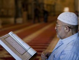 Palestinian_Muslim_reading_The_Holy_Qur'an_in_Al-Aqsa_mosque