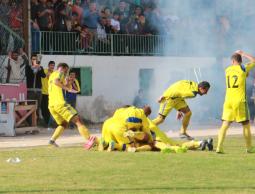 لحظة إصابة لاعب التفاح في العين