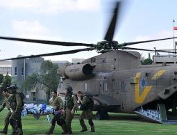 الاحتلال ينقل جندي مصاب(الأرشيف)