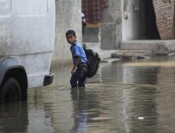 احد طلاب المرحلة الإبتدائية في غزة خلال المنخفض السابق