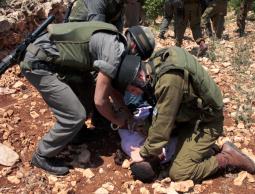 جنود الاحتلال يعتقلون شابًا فلسطينيًا (أرشيف)