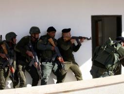 قوات السلطة تقتحم أحد المنازل بالضفة (الأرشيف)