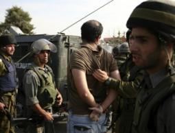 خلال اعتقالات لشبان فلسطينين من جنود الاحتلال 